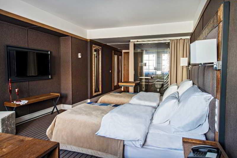 브리스톨 트래디션 앤 럭셔리 호텔 제수프 외부 사진 A room at the hotel