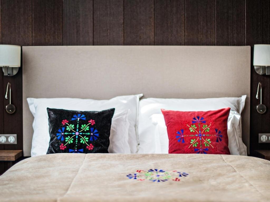 브리스톨 트래디션 앤 럭셔리 호텔 제수프 외부 사진 A bed with cushions