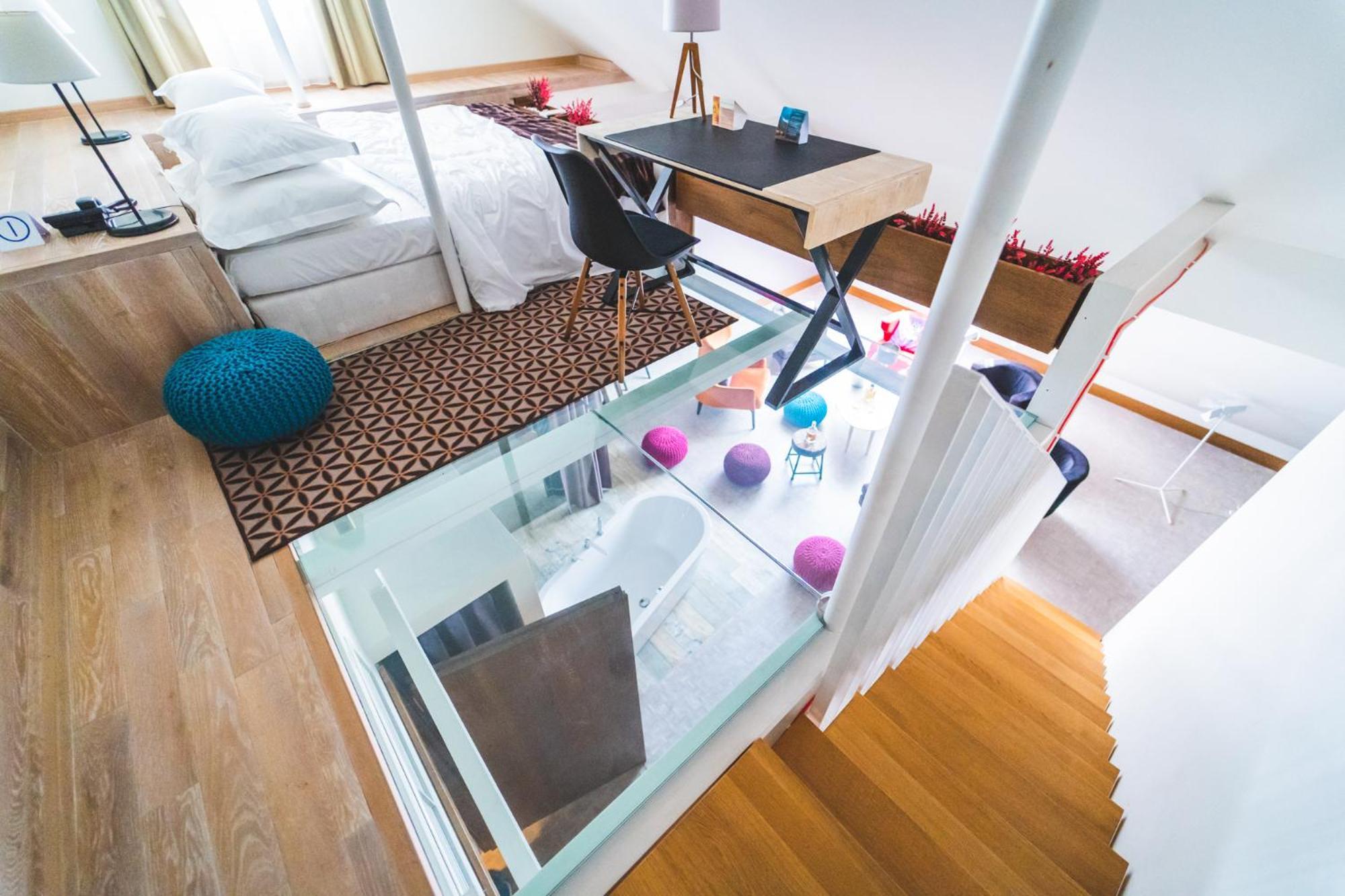 브리스톨 트래디션 앤 럭셔리 호텔 제수프 외부 사진 A glass floor in a home