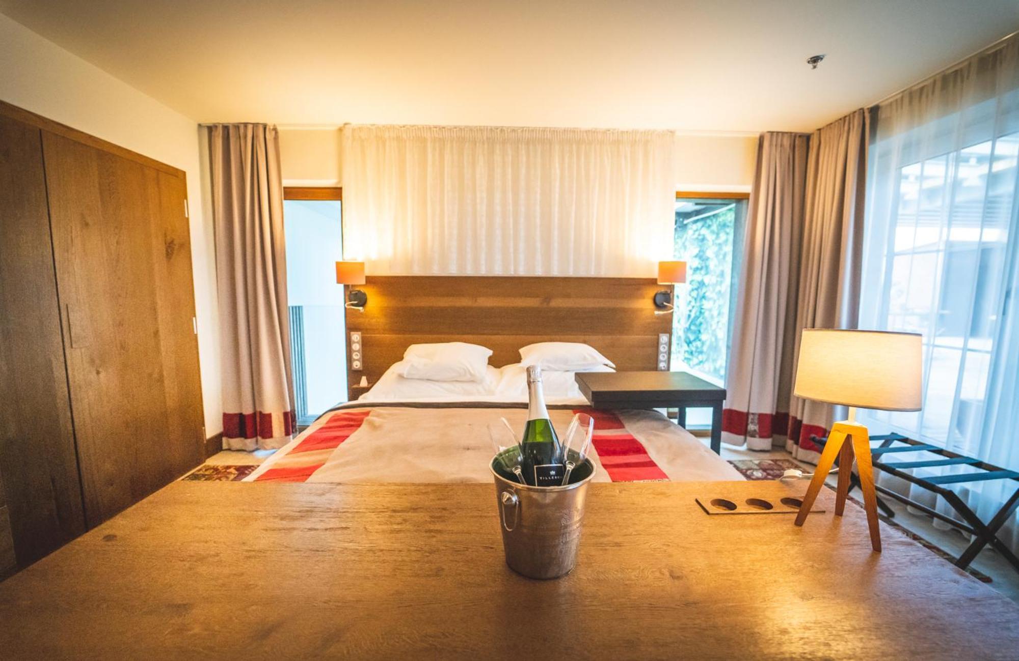브리스톨 트래디션 앤 럭셔리 호텔 제수프 외부 사진 A room at the hotel