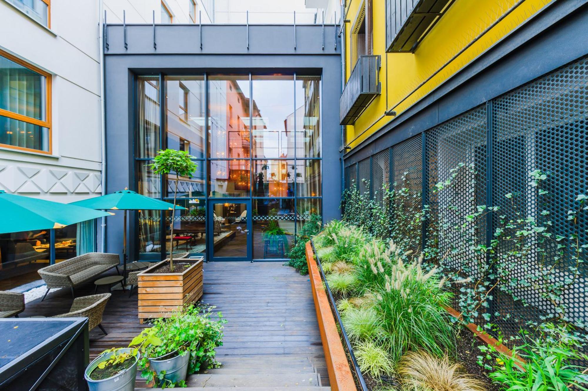 브리스톨 트래디션 앤 럭셔리 호텔 제수프 외부 사진 The courtyard at the hotel