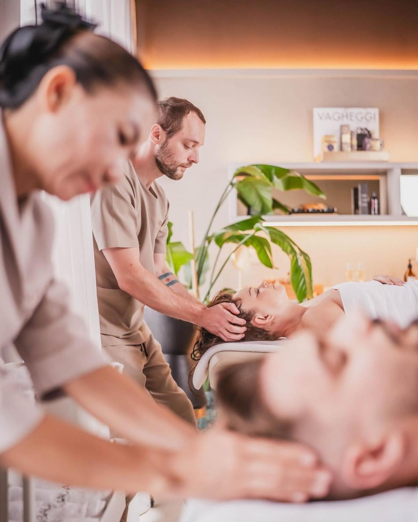 브리스톨 트래디션 앤 럭셔리 호텔 제수프 외부 사진 A massage therapist working on a client