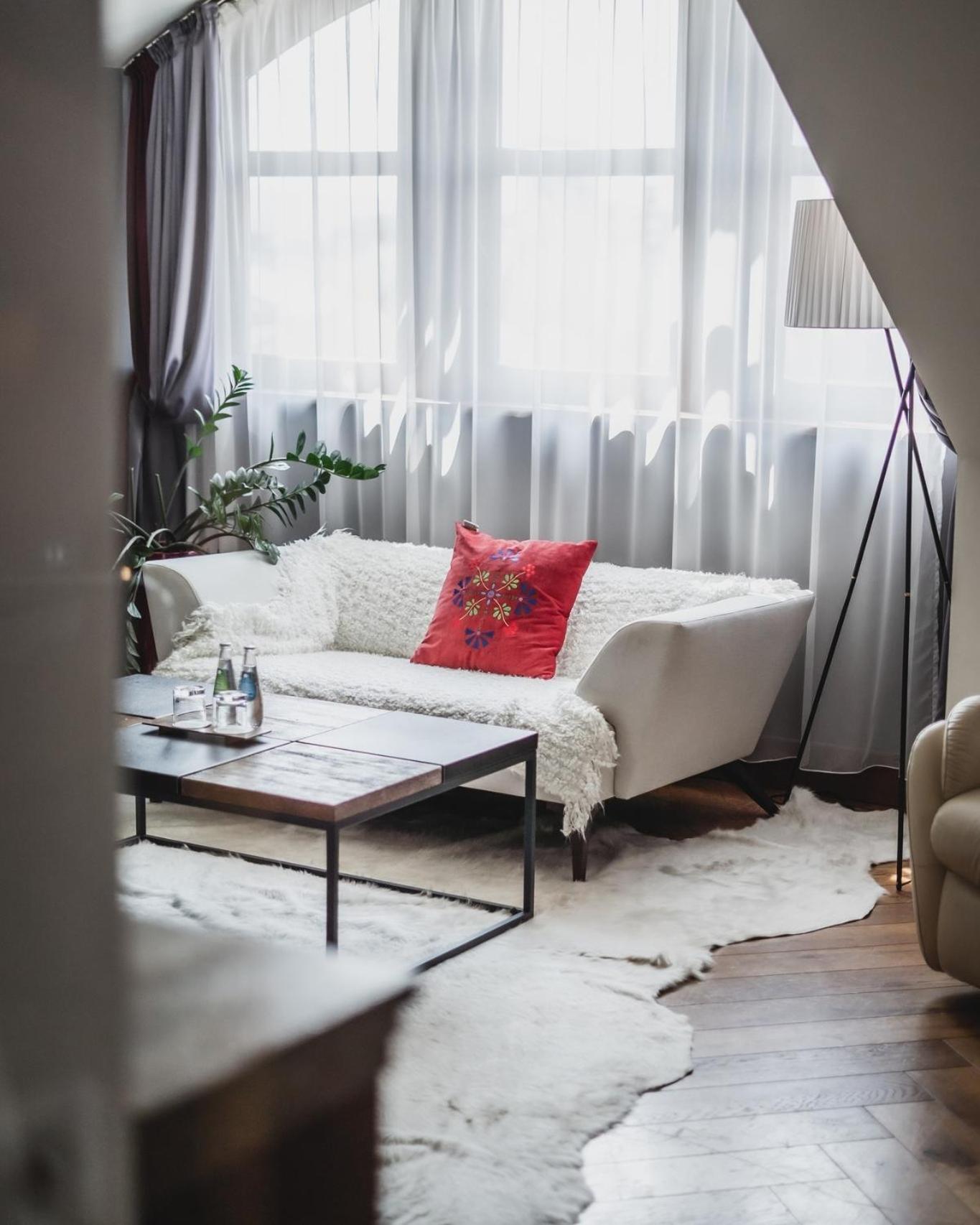 브리스톨 트래디션 앤 럭셔리 호텔 제수프 외부 사진 A living room with a sofa